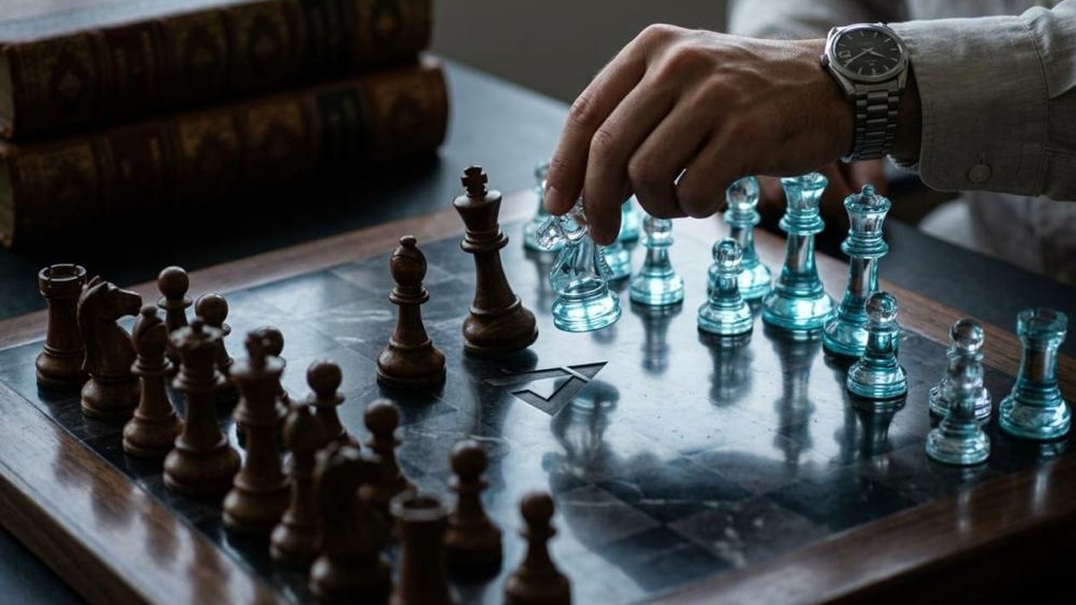 a-hipocrisia-dos-especialistas-que-condenam-a-compra-de-seguidores-enquanto-voce-continua-invisivel